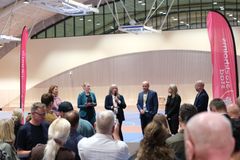 Alla talare på scen under invigningsceremonin
