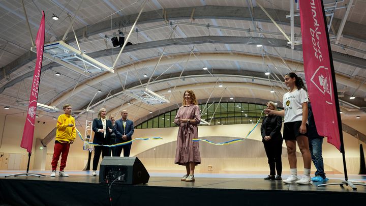 Emilia Bjuggren klippte bandet för att officiellt inviga Ulvsunda idrottscentrum.