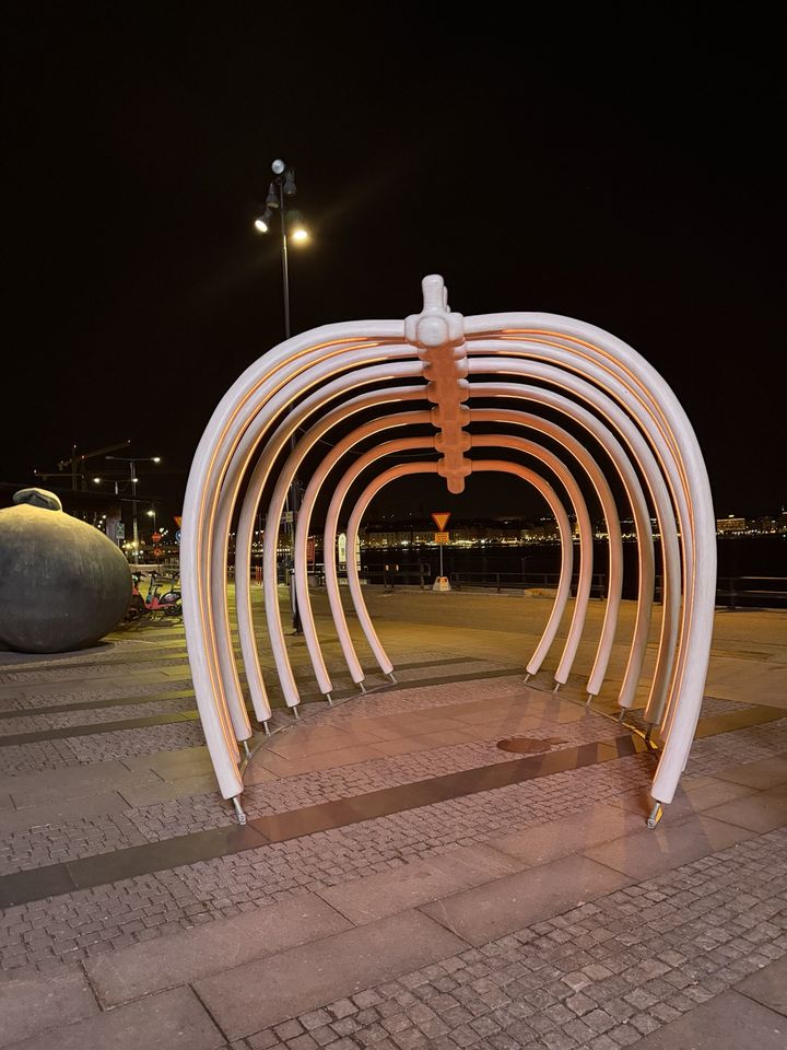 Ljusinstallationen urVAL av konstnären Tom Nepomuk Brand finns på Stadsgårdskajen utanför Fotografiska till och med maj 2027.