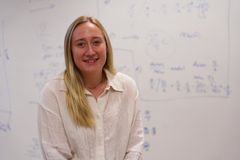 Hanna Persson på Skarpnäcks skola får utmärkelsen Årets lärare på grundskolan när utbildningsförvaltningen delar ut priser i Stockholms stadshus den 19 november.  Foto: Pelle Mårtenson