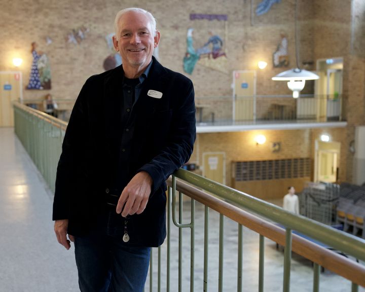 Jan Aronson på Södra Ängby skola får utmärkelsen Årets rektor på grundskolan när utbildningsförvaltningen delar ut priser i Stockholms stadshus i november. Foto: Pelle Mårtenson