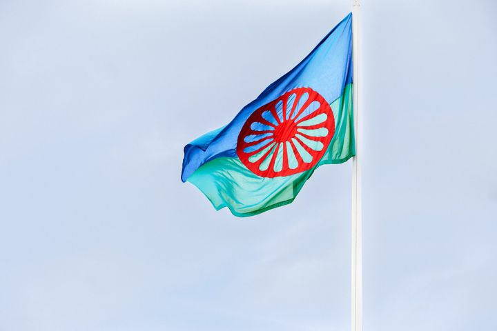 Den romska flaggan vajar i vinden