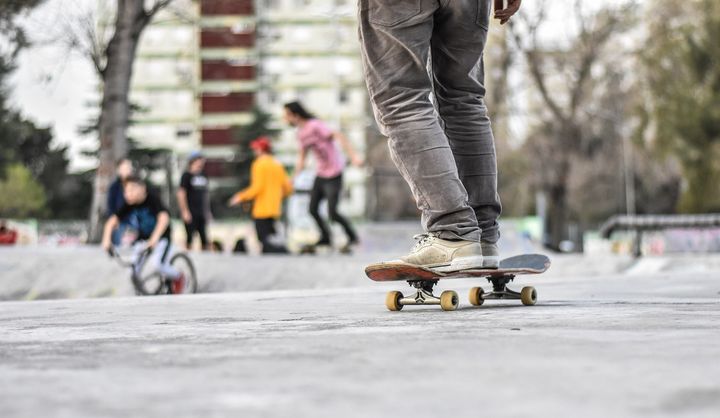 ungdomar som åker skateboard