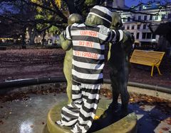 Malmöstaty i fångdräkt. Foto: Bris