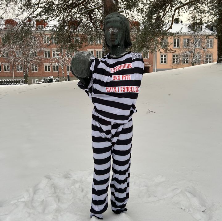 Flickan på Floras kulle i fångdräkt. Foto: Bris