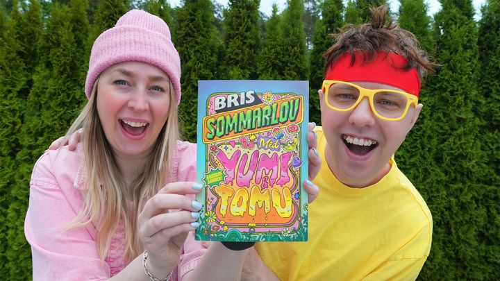 En bild på Youtubers Yumi och Tomu som håller upp årets pysselbok som de gjort tillsammans med Bris. De ser glada ut.