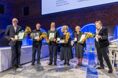 Hantverksmedaljörerna Thomas Larsson, Leif Burman, Henrik Nilsson, Helen Florbäck Francke och Helena Engström tillsammans med Christina von Arbin, ordförande i Kungl. Patriotiska Sällskapet.