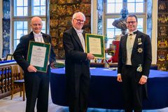 Torbjörn Kronander och Jan-Olof Brüer, Sectra, tar emot Näringslivsmedaljen från H.K.H. Prins Daniel på Kungliga Patriotiska Sällskapets årshögtid 2025.