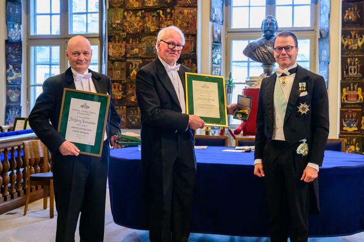 Torbjörn Kronander och Jan-Olof Brüer, Sectra, tar emot Näringslivsmedaljen från H.K.H. Prins Daniel på Kungliga Patriotiska Sällskapets årshögtid 2025.