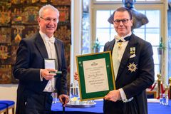 Darko Pervan, Välinge Innovation, tar emot Näringslivsmedaljen från H.K.H. Prins Daniel på Kungliga Patriotiska Sällskapets årshögtid 2025.