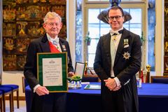 Jacob Wallenberg, Wallenbergstiftelserna, tar emot näringslivsmedaljen från H.K.H. Prins Daniel på Kungliga Patriotiska Sällskapets årshögtid 2025.