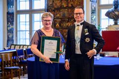 Katarina Olsson, Lunds universitet tar emot medalj från H.K.H. Prins Daniel för betydande gärning på Kungliga Patriotiska Sällskapets årshögtid 2025.