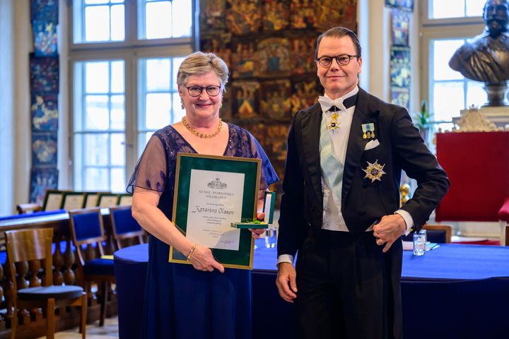 Katarina Olsson, Lunds universitet tar emot medalj från H.K.H. Prins Daniel för betydande gärning på Kungliga Patriotiska Sällskapets årshögtid 2025.