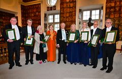 Från vänster: Sven Jinert, Gabriel Danielsson, Inga-Britt Ahlenius, Christina von Arbin, Hans Majestät Konungen Carl XVI Gustaf, Carina Milton, Matilda Milton, Staffan Dahlström och Anders Andersson.