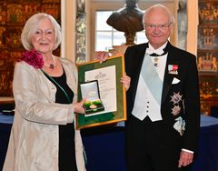 Inga-Britt Ahlenius och Hans Majestät Konungen Carl XVI Gustaf.