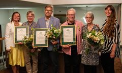 Riksförbundet Svensk Trädgårds förbundsdirektör Inger Ekrem med trädgårdsmedaljörerna Kimmo Rumpunen, Leif Blomqvist, Johnny Andreasson med partnern Barbro Aidelsson och förbundets ordförande Karina Brozinic vid medaljutdelningen i Växjö den 8 augusti.