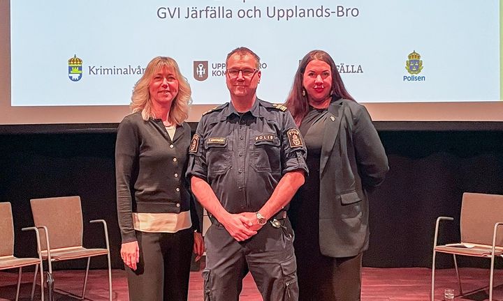 Kommundirektörerna i Järfälla och Upplands-Bro intill chefen för lokalpolisområde Järfälla