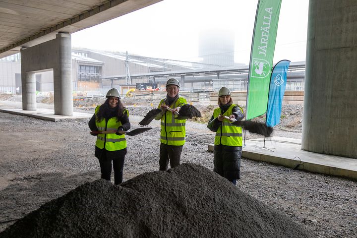 Spaden i marken för Barkarbys bussterminal vid den framväxande knutpunkten för kollektivtrafik. Vid spadarna: Emma Feldman (M), kommunstyrelsens första vice ordförande, Järfälla kommun, Anton Fendert (MP), trafikregionråd, Region Stockholm (SL) och Eva Ullberg (S), kommunstyrelsens ordförande, Järfälla kommun.