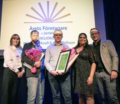 Emma Feldman (M), 1:e vice ordförande i kommunstyrelsen och Eva Ullberg (S), kommunstyrelsens ordförande överlämnade diplomet tillsammans med Joakim Enerstrand, ordförande Företagarna Järfälla.