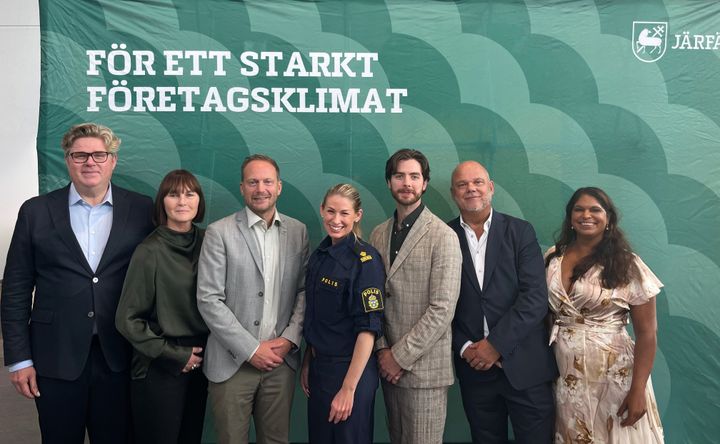 Justitieminister Gunnar Strömmer (M), kommunstyrelseordförande Eva Ullberg (S), Joakim Enerstrand, ordförande Företagarna Järfälla, Ida Denish, kommunpolis, Jacob Ämtvall från Stiftelsen Tryggare Sverige, Leif Nyrén, näringslivsdirektör och Emma Feldman (M), 1:e vice kommunstyrelseordförande.