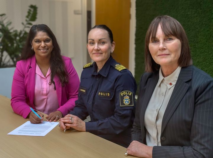 Emma Feldman, Klara Andeborn och Eva Ullberg sitter vid ett bord. Emma, längst till vänster, håller i en penna och det ligger ett avtal på bordet framför henne.