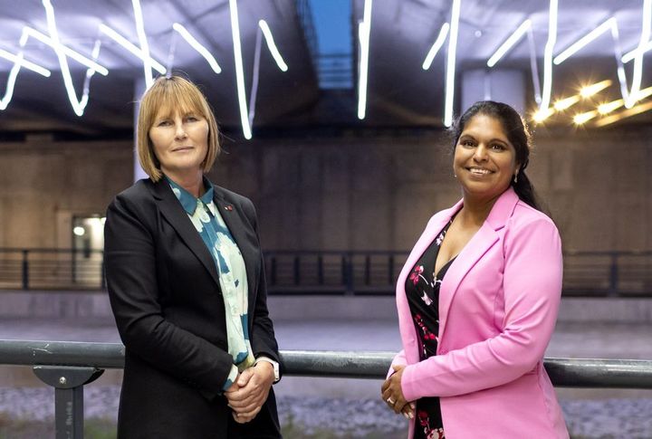 Eva Ullberg (S) och Emma Feldman (M) vid konstverket Light Flow i Barkarbystaden.