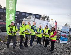 Spadtag för Truck Point Stäket tillsammans med fastighetsägaren JSR och de kommande hyresgästerna Botek, NTM Group och Thermo King.