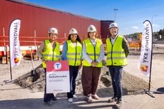 Nästa Barkarbystaden! Hanna Lindskog, Emma Feldman (M), Eva Ullberg (S) och Martin Sundvall framför det som ska bli tunnelbanans biljettentré, integrerad i Åke Sundvalls nya kvarter i Barkarbystaden - ett kvarter med 315 nya hem och 8 000 kvadratmeter kommersiellt innehåll. (Foto: Rosie Alm)