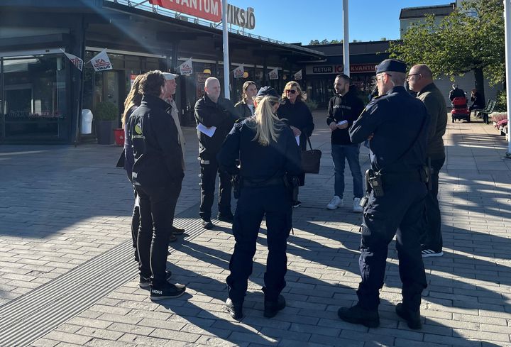 Grupp av människor, inklusive polis, i en trygghetsvandring i Viksjö centrum.