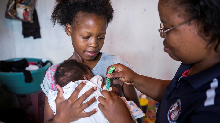 Act Svenska kyrkan stödjer mentormammor som söker upp barnfamiljer i utsatta områden för att utbilda i frågor om hygien, nutrition, vaccination, familjeplanering och rätten till sin egen kropp.