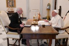 Ärkebiskop Martin i samtal med påve Franciskus.