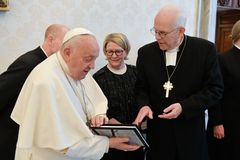 Ärkebiskop Martin överlämnade sin reflektionsbok "Bildrikt talat" till påve Franciskus.