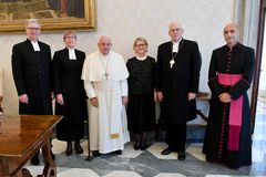 Från vänster: kaplan Fredrik Lidé, avdelningschef Karin Sarja, kyrkokansliet i Uppsala, påve Franciskus, Marianne Modéus, ärkebiskopens hustru, ärkebiskop Martin Modéus samt en representant från Vatikanstaten.