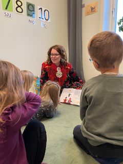 Besök på förskolor ingår i det som Julla Májja erbjuder, här med författaren Anna Nutti Wiandt. Foto: Nadja Grundström Fjellner.