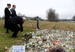 Ärkebiskopen lägger ned blommor vid minnesplatsen tillsammans med H.K.H. Kronprinsessan, H.K.H. Prins Daniel.