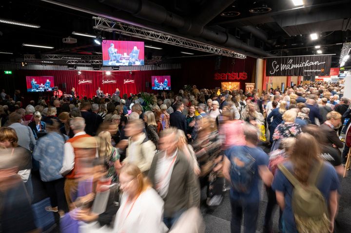 Livlig aktivitet vid Svenska kyrkans Se människan-scen.