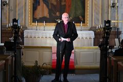 Ärkebiskop Martin Modéus talar i Karl Gustavs kyrka i Karungi.
