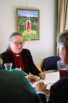 Biskop Åsa Nyström äter lunch i församlingshemmet inför samlingen i kyrkan.