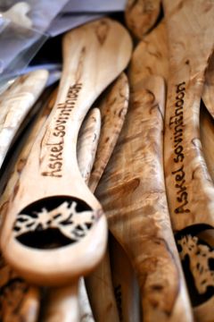 Askel sovinthoon – steg för försoning. Smörknivar som ett minne för dagen.