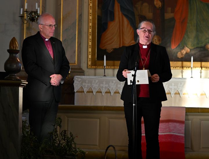 Ärkebiskop Martin Modéus och biskop Åsa Nyström framför Svenska kyrkans ursäkt i Karungi, Norrbotten.