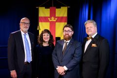 Kyrkomötets presidium Fredrik Nilsson, sekreterare. Karin Perers (C), 2:a vice ordförande, Erik Vikström (S), ordförande, Bengt Kjellgren (POSK), 1:a vice ordförande.