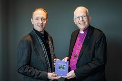 Mattias Klum och ärkebiskop Martin Modéus. Foto: Magnus Aronson.