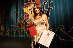 Director Julia Thelin with the Angelos-statuette and diploma.