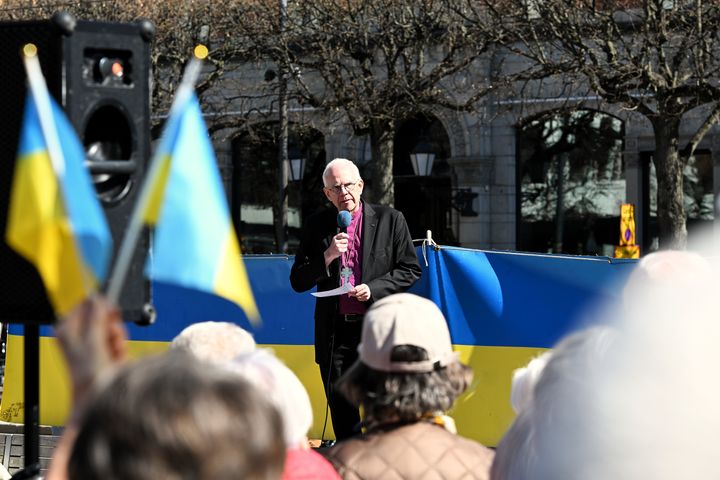 Ärkebiskop Martin Modéus talar på Norrmalmstorg.