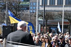 Ärkebiskop Martin Modéus talar på Norrmalmstorg.