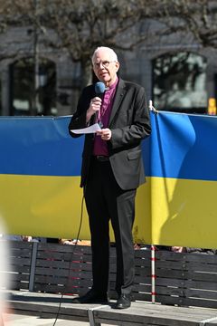 Ärkebiskop Martin Modéus talar på Norrmalmstorg.