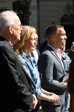 Ärkebiskop Martin Modéus, Centerpartiets ledare Elisabeth Thand Ringqvist, civilminister Erik Slottner var några av talarna på Norrmalmstorg.