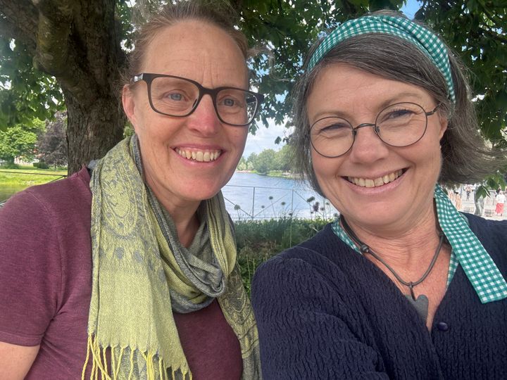 Kristina Stolare, left, and Maria Stenberg receive the Church of Sweden Learning and Teaching Award 2026.