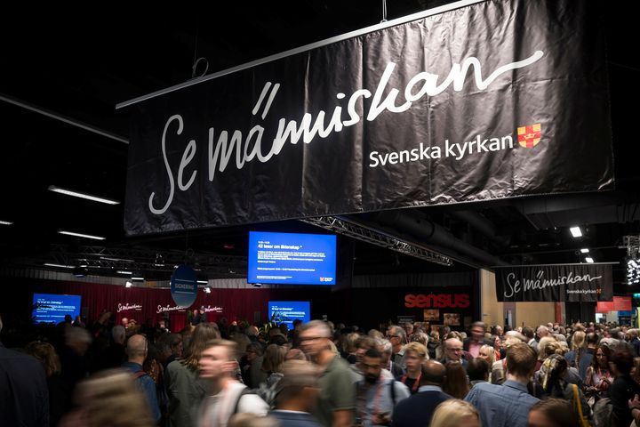 Full aktivitet vid Svenska kyrkans Se människan-scen.