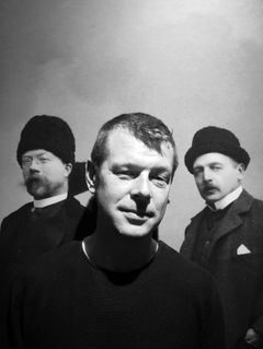 Bild: Konstnär Ola Niklasson omgärdad av Carl Larsson och Anders Zorn. Foto: Embla Niklasson.